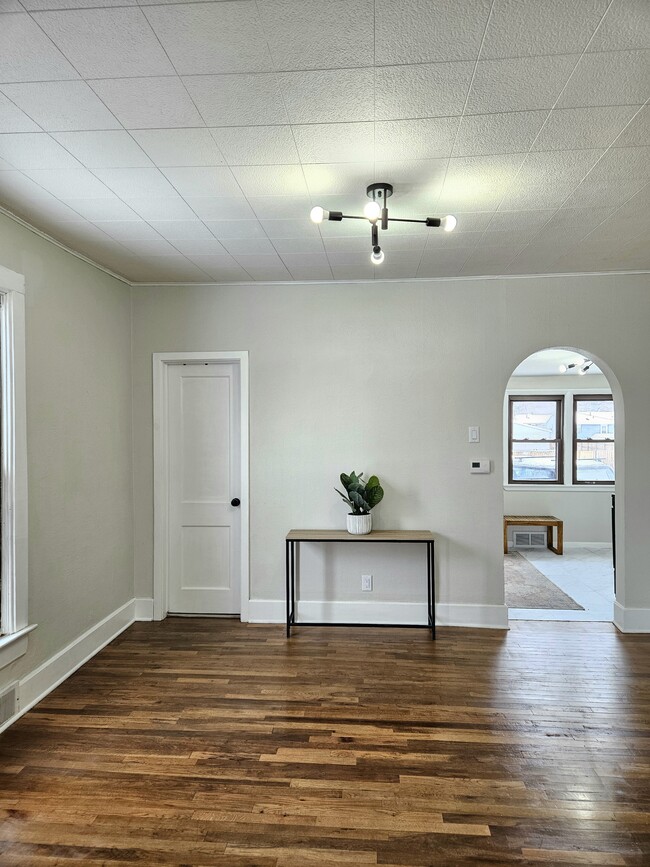 Building Photo - 1308 W Linn St