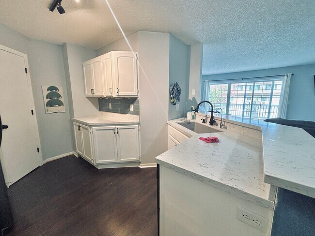 Foto del edificio - Rare and Beautifully Updated Townhome in a...