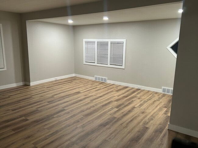 Living Room - 611 S Hawthorne Ave