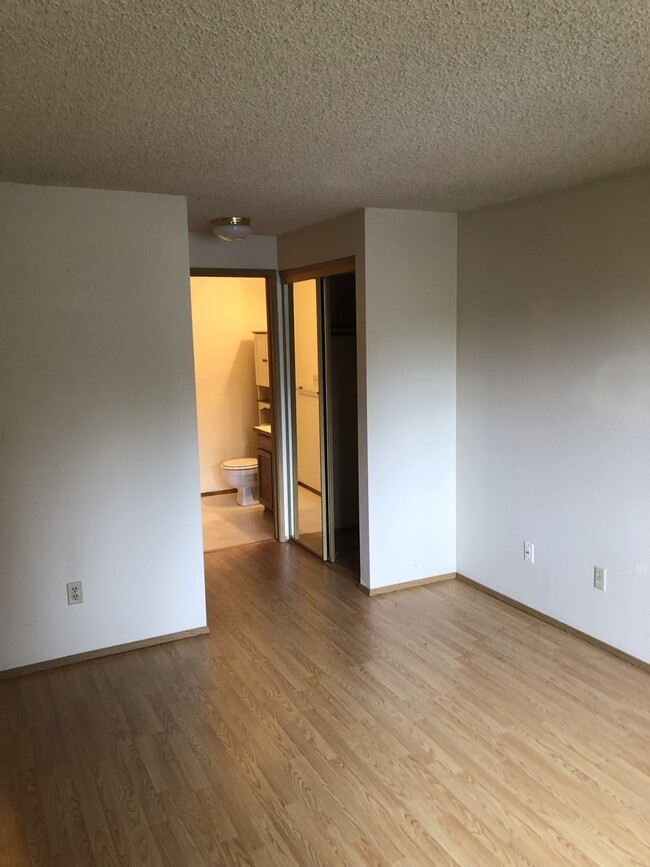 Building Photo - Spacious 2 bedroom apartment with detached...