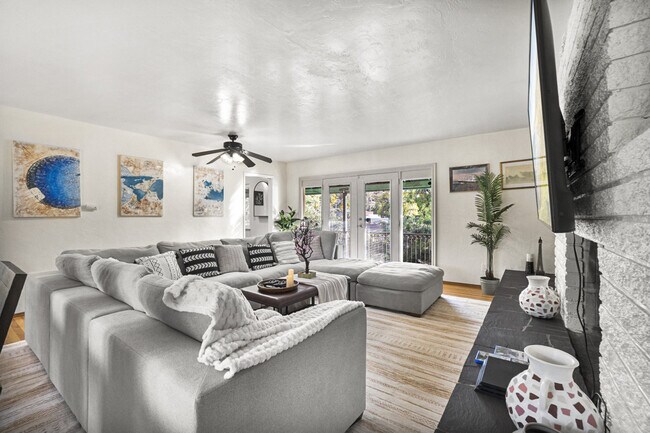 Foto del edificio - 4989 Randlett Dr