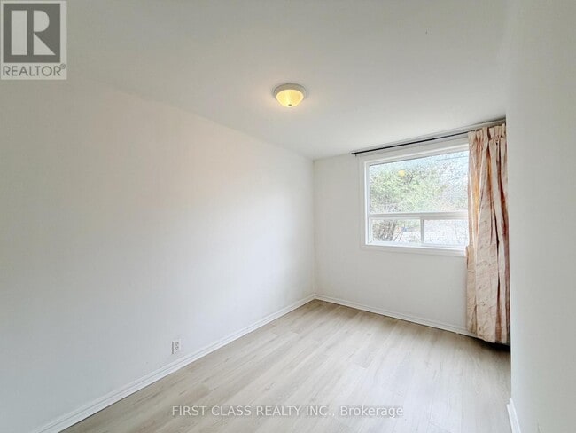 Photo du bâtiment - 2081 Metro Rd N