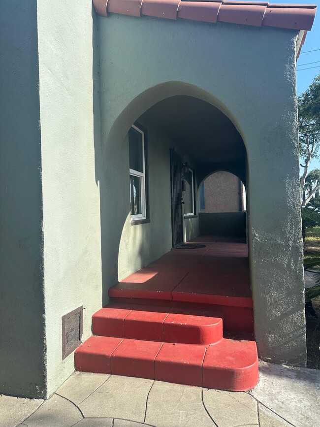 Building Photo - 8176 San Vincente Ave