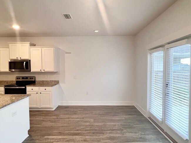 Foto del edificio - 5 Bed/3 Bath Home - Arbor Place