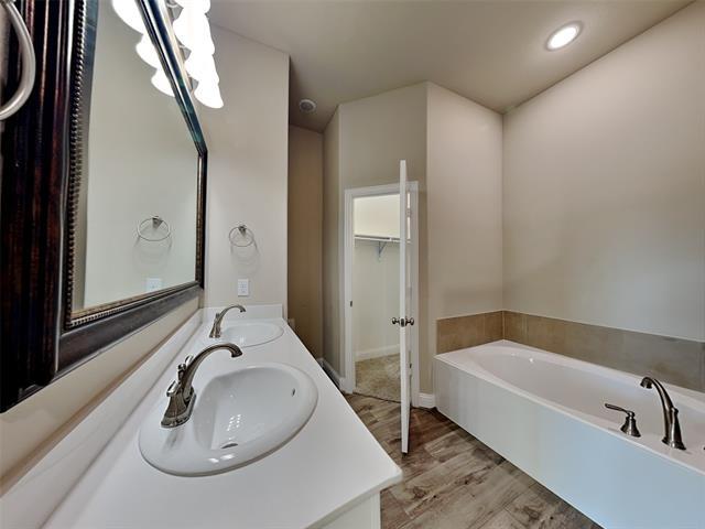 Foto del edificio - 633 Comal Dr