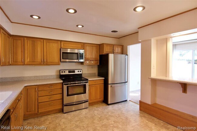 Building Photo - 1239 Oakwood Ct