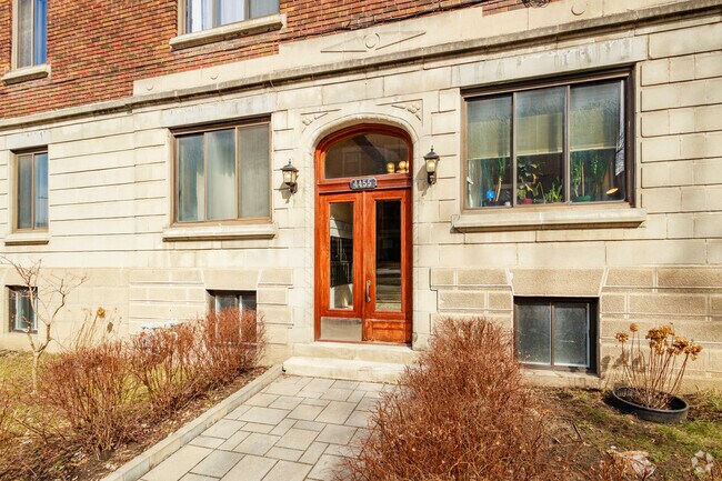 Building Photo - 5360 Ch De La Côte-Saint-Luc