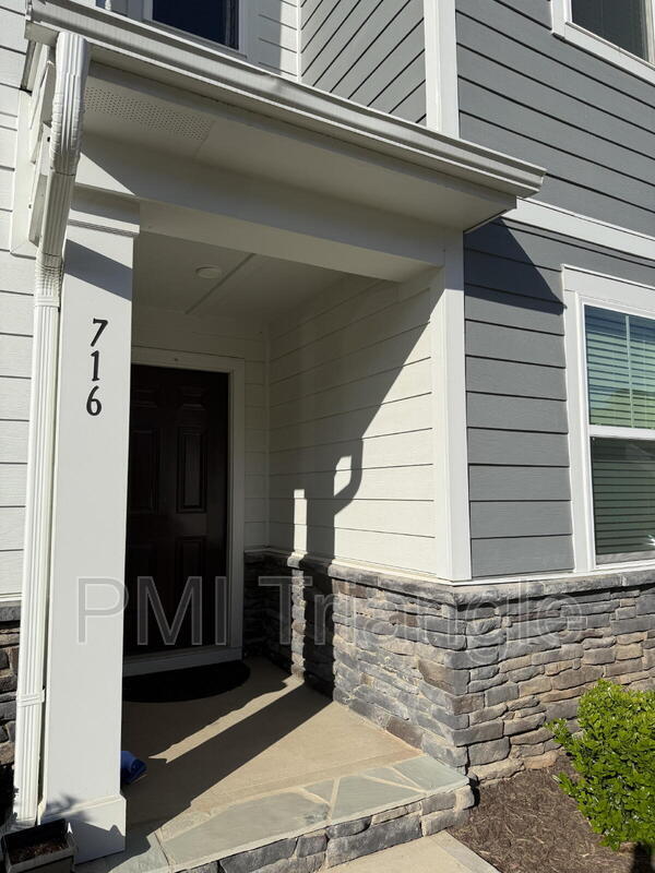 Building Photo - 716 Cormiche Ln