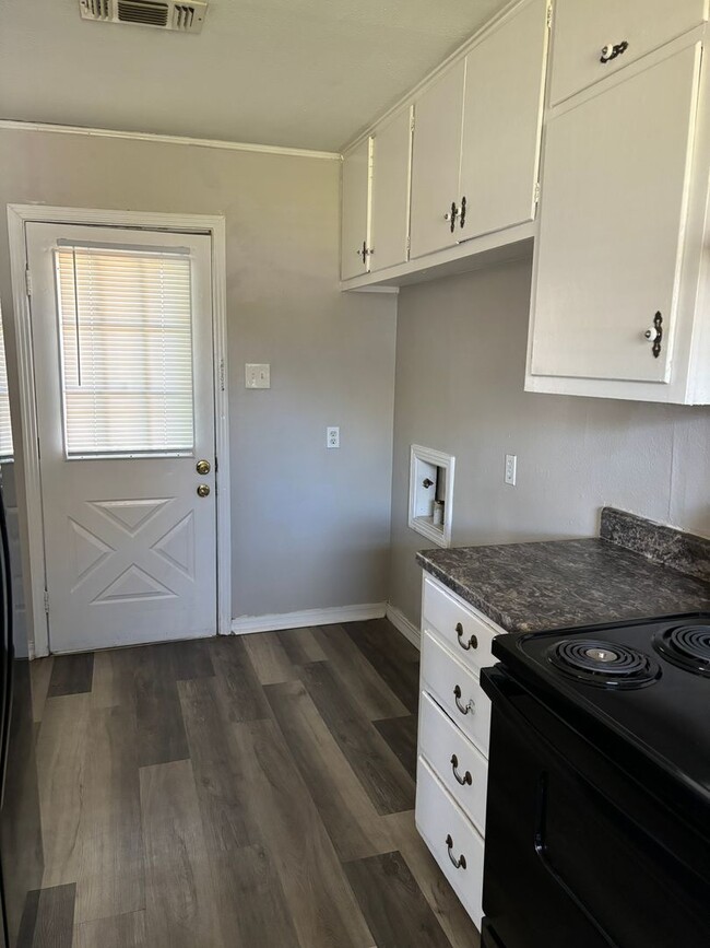 Building Photo - 3/1/1 Near Fairview Park in Sherman!