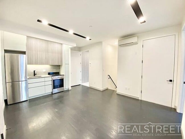 Building Photo - Gorgeous New 3 Bed 1.5 Bath Near Prospect ...