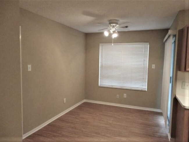 Building Photo - 15306 Romford Ln