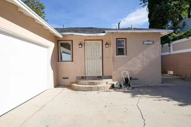 Building Photo - 11024 Rhodesia Ave