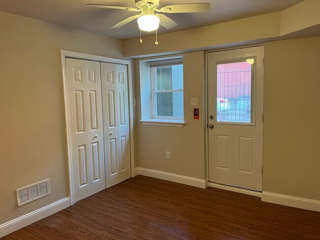 Building Photo - 1204 S 46th St