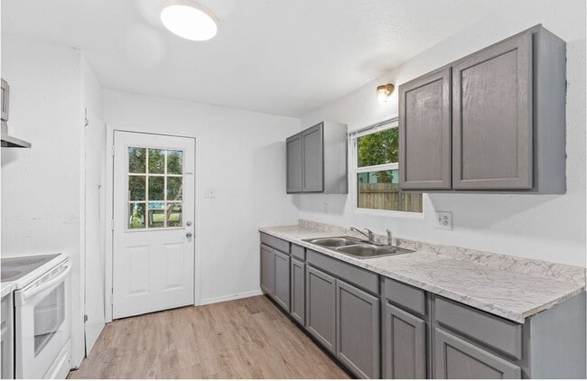 Building Photo - Beautiful 3 bedroom, 2 bathroom House