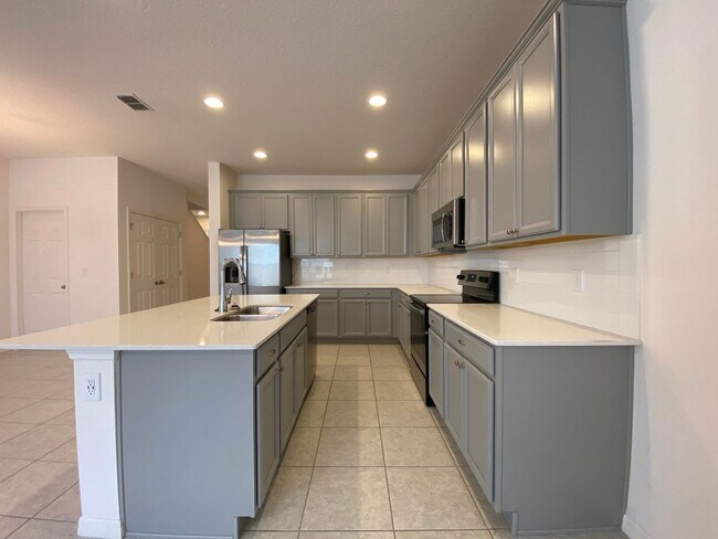 Building Photo - MOVE IN SPECIAL! Beautiful 3BD/3BA Townhom...
