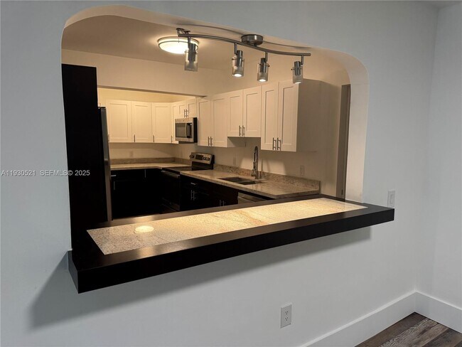 Foto del edificio - 985 NE 115th St