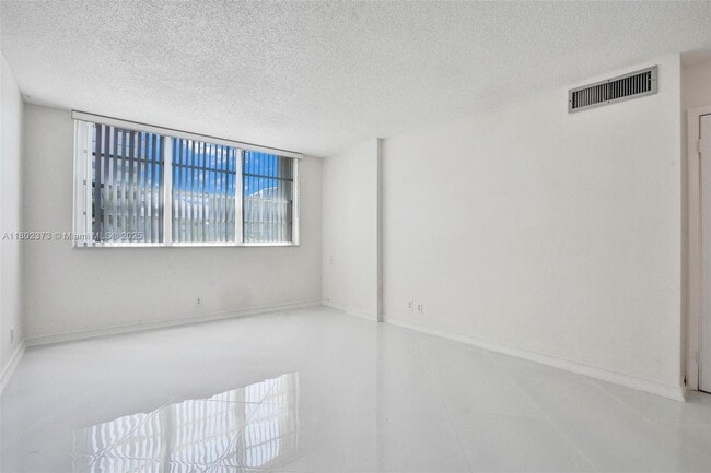 Building Photo - 3113 S Ocean Dr