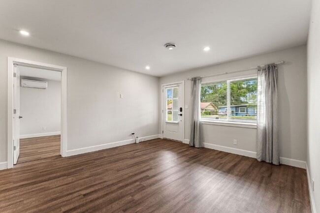 Building Photo - Charming 4-Bed with 2 Full Baths and Large...