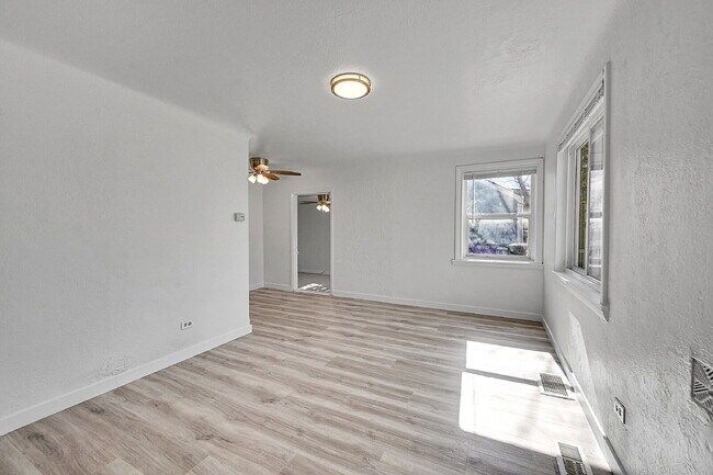 Building Photo - $2,450 - 3 Bed, 1 Bath Newly Updated Home ...