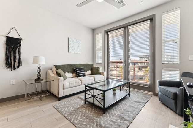 Building Photo - 400 N 2nd Ave