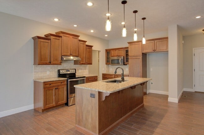 Foto del edificio - 4 Bedroom Home w/ 3-Car Garage