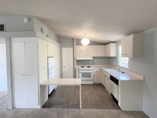 Building Photo - 45900 Ocotillo Dr