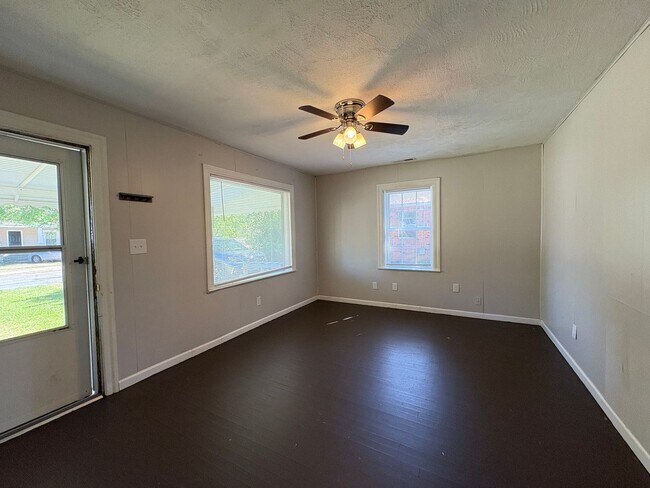 Foto del edificio - COMING SOON - 2 Bedroom, 1 Bathroom House in High Point!