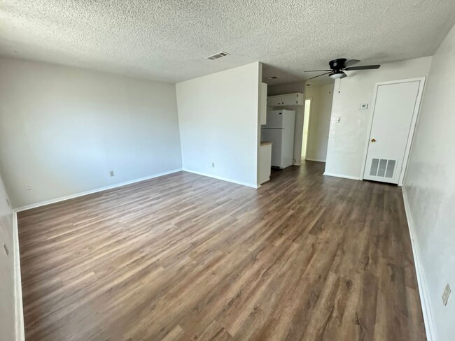 Foto del edificio - 1301 Willow Springs Rd