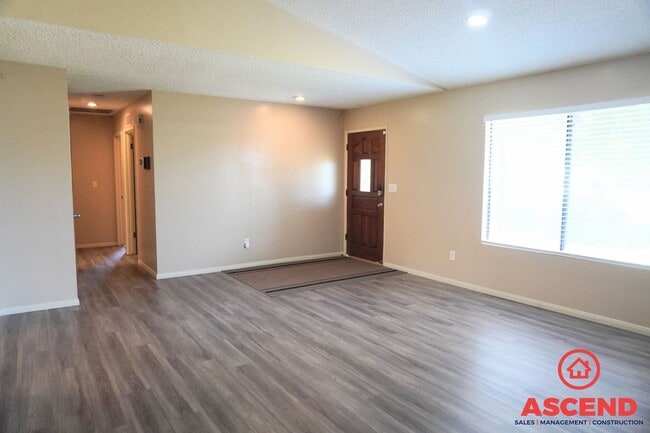 Building Photo - Beautiful Home Located in Oildale!