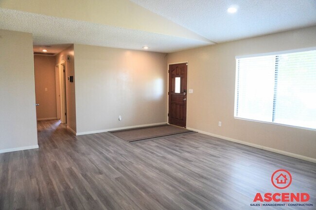 Foto del edificio - Beautiful Home Located in Oildale!