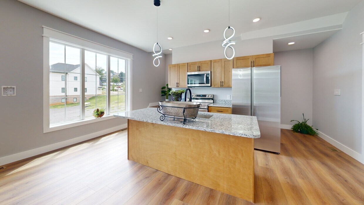 Foto principal - 5BR/5BA Fort Sanders Townhome | Off-Campus...