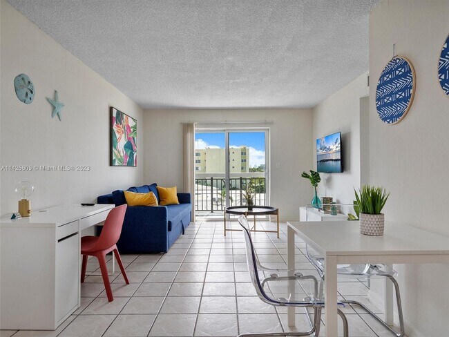 Foto del edificio - 8101 Crespi Blvd