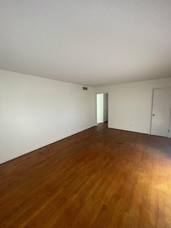 Building Photo - 1502 Larson St