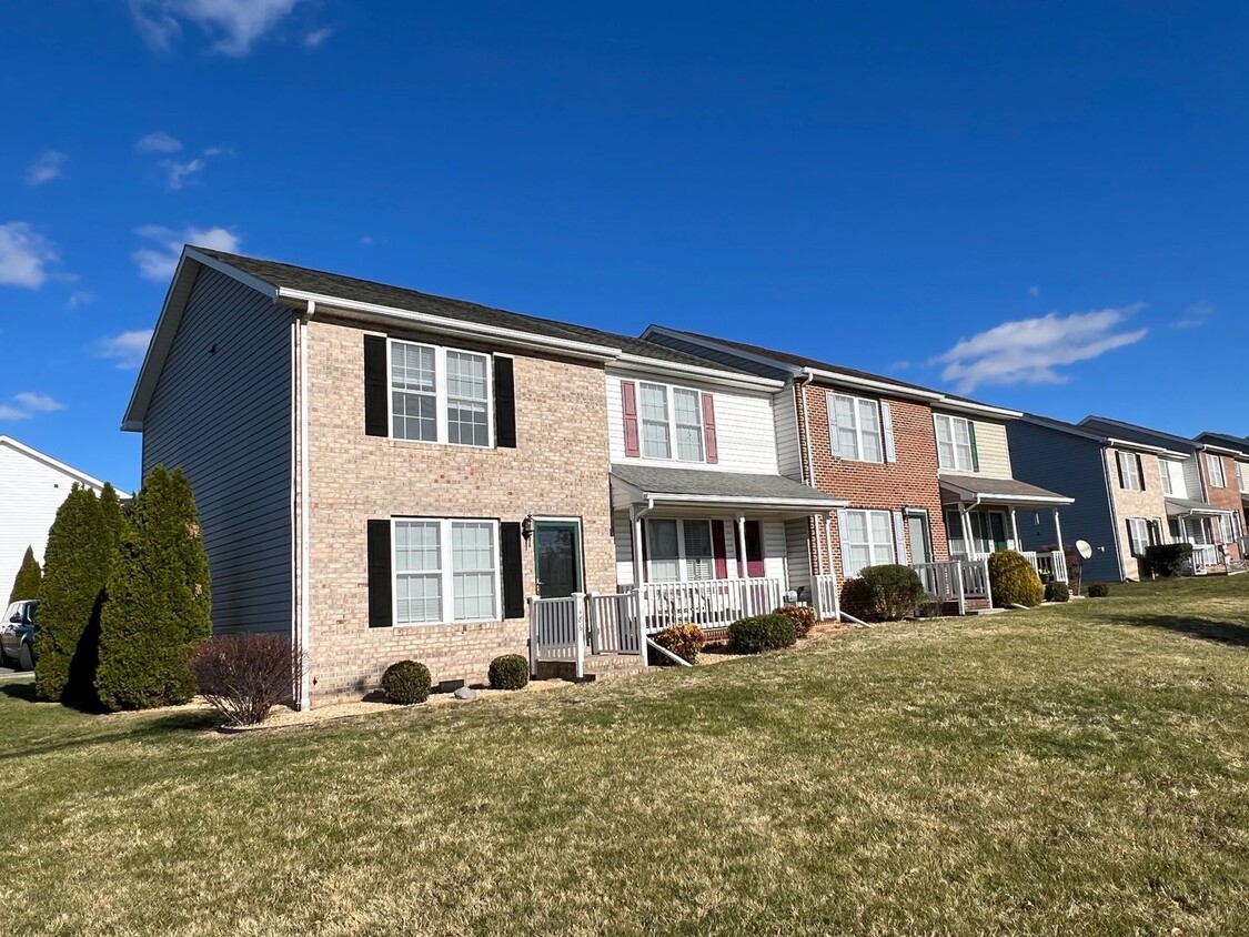 Primary Photo - 2 Bedroom Townhouse in Harrisonburg