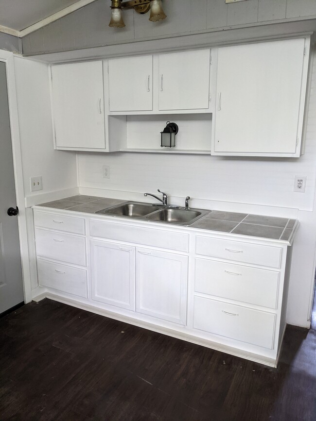 Kitchen - 528 Landers St