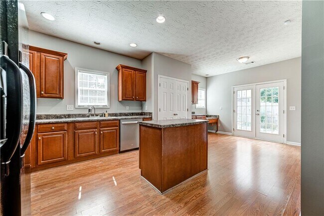 Building Photo - 4768 Sylvan St