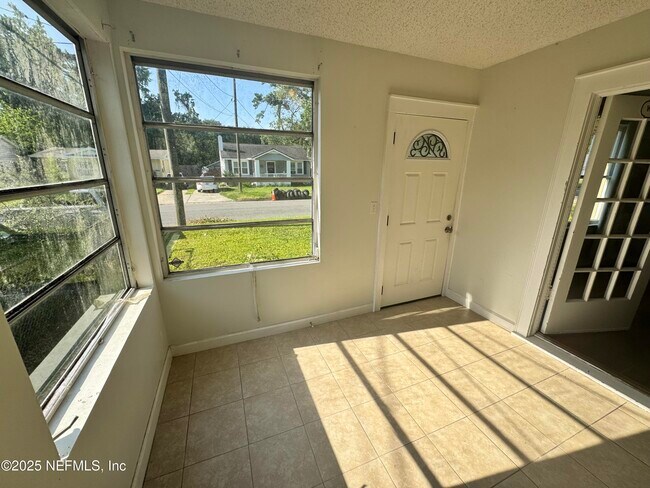 Foto del edificio - 4050 Dellwood Ave