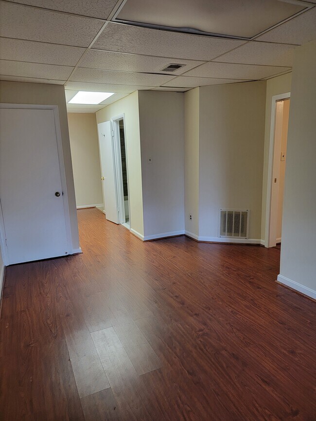 Building Photo - 8348 Stationhouse Ct