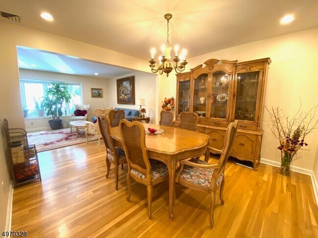 Foto del edificio - 65 Springbrook Rd