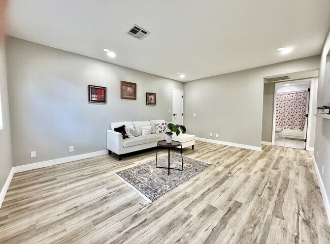 Foto del edificio - 5181 W Pioneer Ave