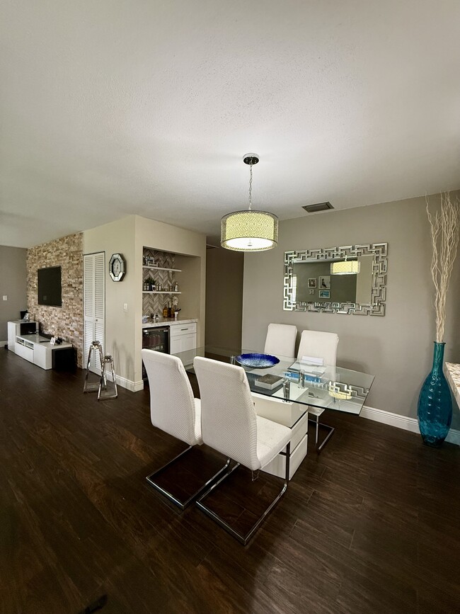 Dining room & Bar area - 194 SE 1st Cir