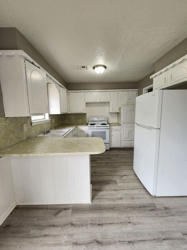 Building Photo - 6 Bedroom House Available NOW in Midwest City