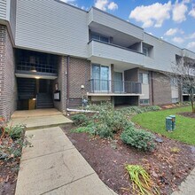 Building Photo - 10244 Prince Pl