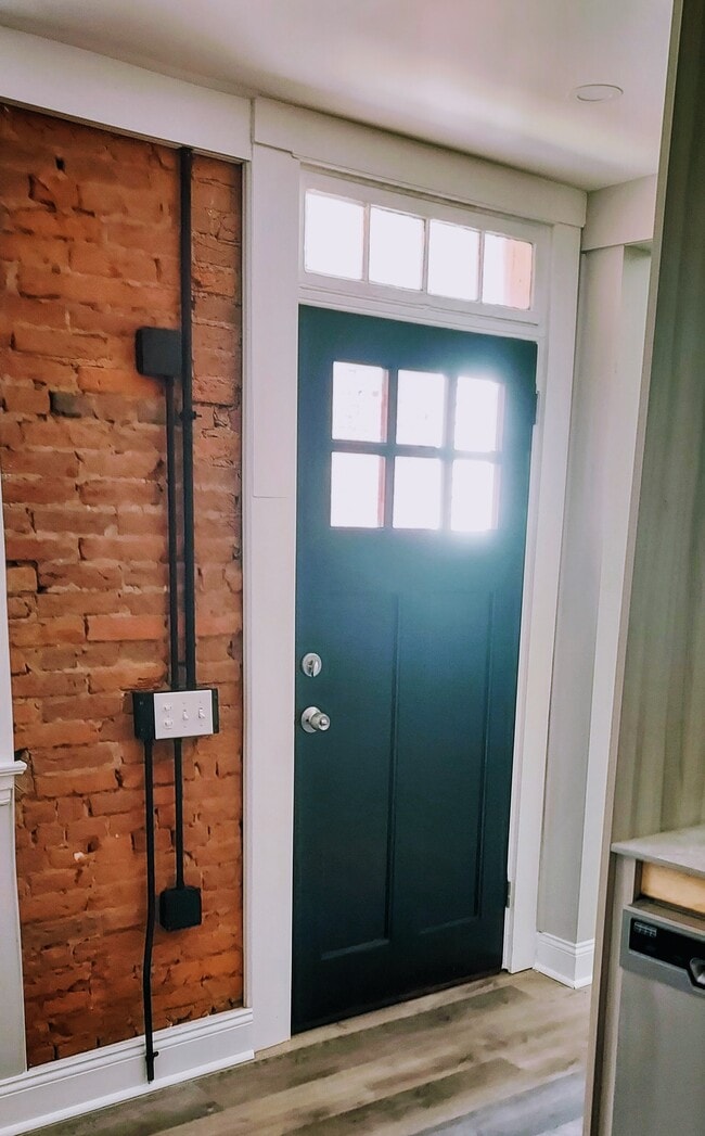 Entry - 13 E Lemon St