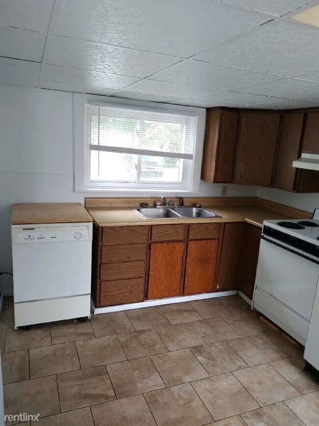 Building Photo - 1 br, 1 bath Duplex - 211 W Henry St