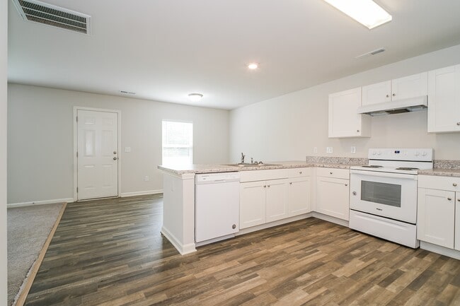 Building Photo - 125 Shamrock Dr SW