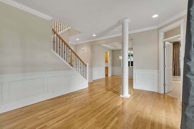 Building Photo - Must see in beautiful Redmond neighborhood