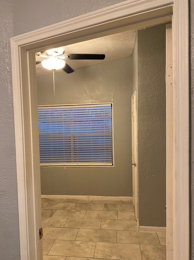 Building Photo - 418 E 1st St