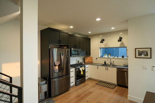Building Photo - Bright Ballard Townhome – 2BR/2BA, 1,270 s...