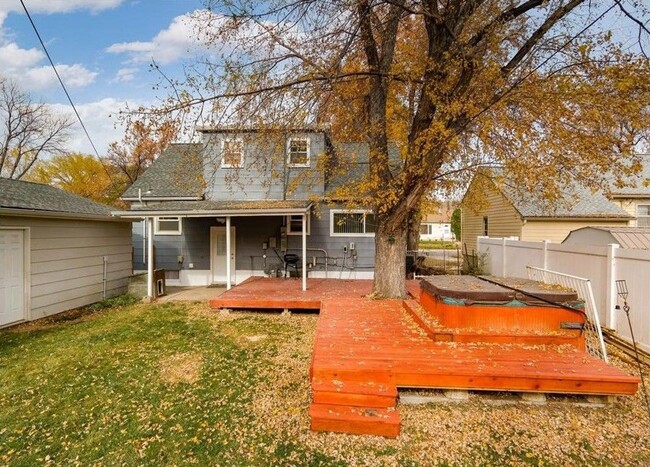 Building Photo - 6 Bedroom Home with Garage and Fenced Yard